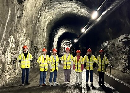 7 elever med gul vest inne i en kraftverktunell - Klikk for stort bilde