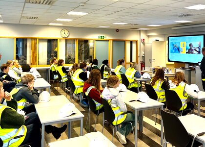 Elever med gulevester i et klasserom på Borregaard - Klikk for stort bilde