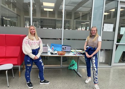To elever fra HEA på Dokka vgs på Infoteam - Klikk for stort bilde