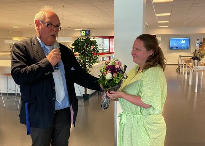 Emma får blomster og lykkeønskninger av rektor - Klikk for stort bilde