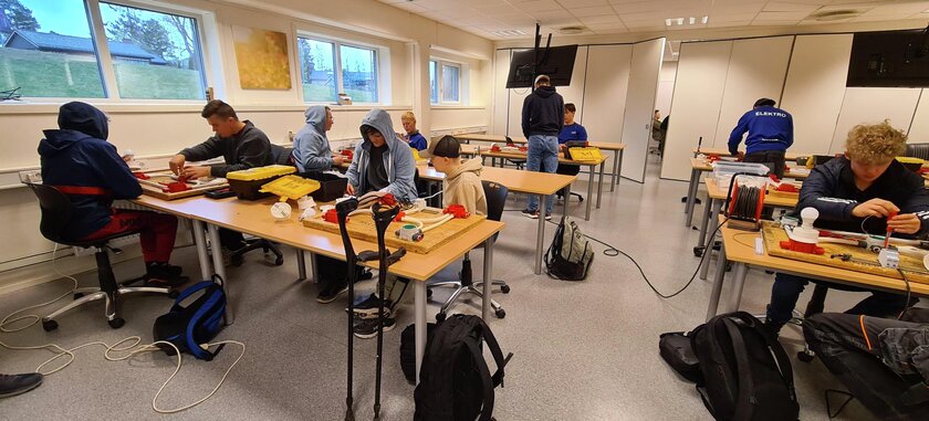 Elever fra Dokka vgs Elektro bistår 9.klassinger - Klikk for stort bilde
