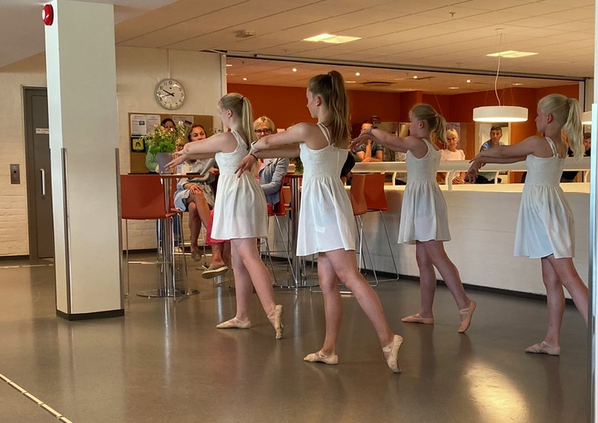 4 jenter fra kulturskolen danset ballett på avslutningen fredag - Klikk for stort bilde