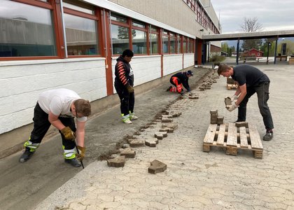 Elever fra TIFB hjelper til med å fjerne stein - Klikk for stort bilde